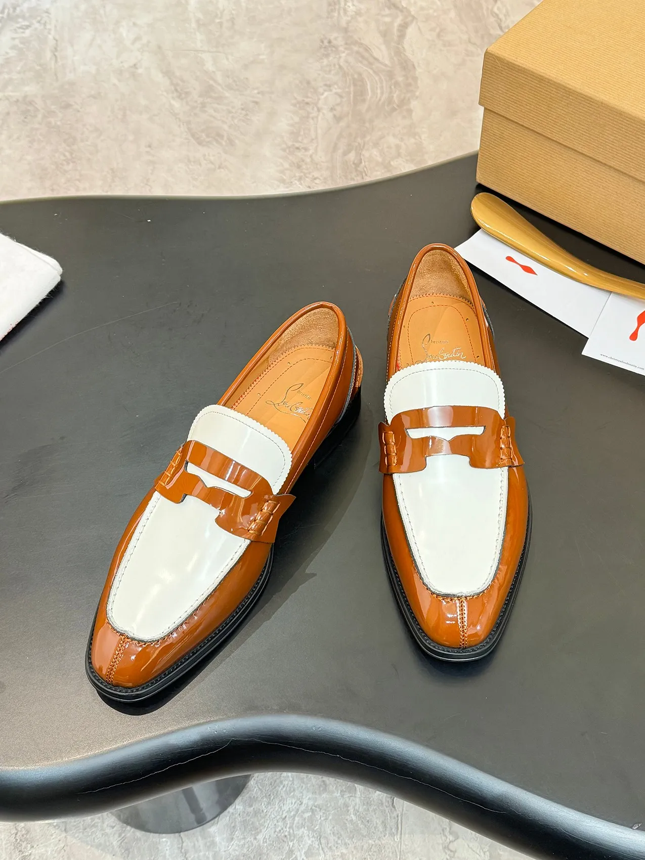 Batch 1080 yuan 💰CL～High-end men’s 👔casual loafers with red soles! ••🆑Genuine and top-quality goods from original orders ••✅💯 Purchase goods from top-quality original orders! Original imported patterned cowhide➕Imported cowhide lining➕Cowhide feet➕Original leather outsole~Size: 39-44 (38, 45.46.47 can be customized)